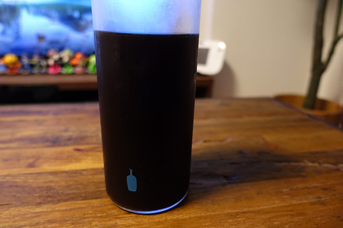 アイスコーヒーが入ると、ブルーボトルのロゴがしっかり映えます。これ重要。