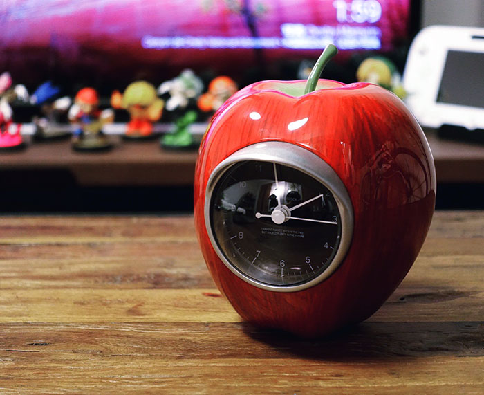 リンゴ型の置き時計「GILAPPLE CLOCK」を買いました。デザインが最高に 